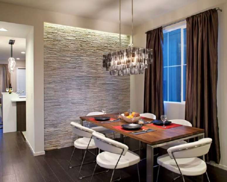 28. Sala de jantar com parede revestida por pedra. Fonte: Pinterest