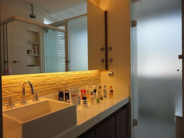 48. Banheiro com parede revestida com pedra. Projeto por Maria Helena Torres