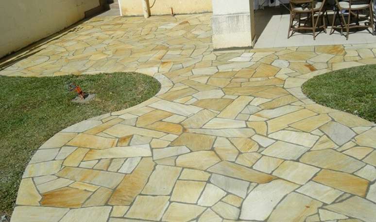 39. &Aacute;rea de lazer pequena com piso feito em pedra. Fonte: Pinterest