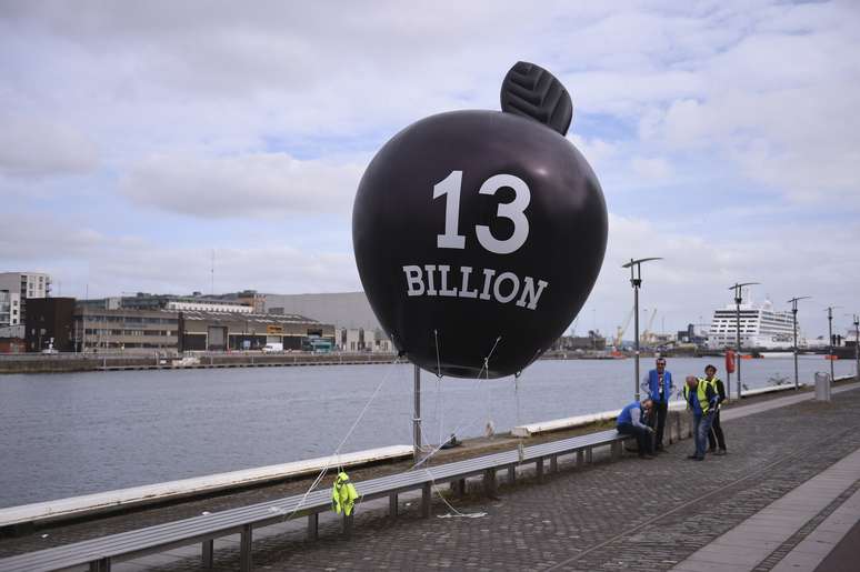 Protesto em Dublin, na Irlanda, em relação aos 13 bilhões de euros de impostos atrasados pela Apple 
17/09/2016
REUTERS/Clodagh Kilcoyne