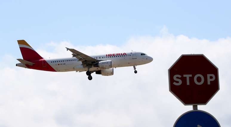 Aeronave da Iberia passa por um sinal de "Pare" ao pousar no aeroporto de Barcelona-El Prat, Espanha 
24/07/2018
REUTERS/Albert Gea