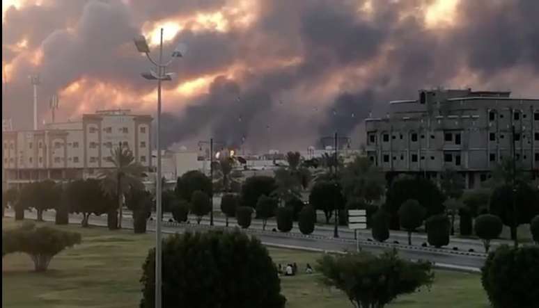 Fumaça após ataque a instalação da Aramco em Abqaiq, Arábia Saudita 
14/09/2019
Vídeos obtidos pela REUTERS/via REUTERS