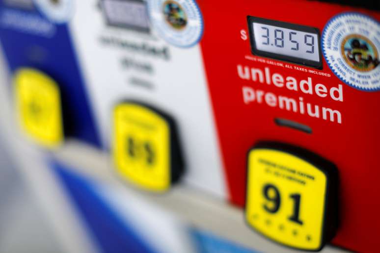 Preço em bomba de combustível em um posto em San Diego, Califórnia (EUA) 
11/07/2018
REUTERS/Mike Blake