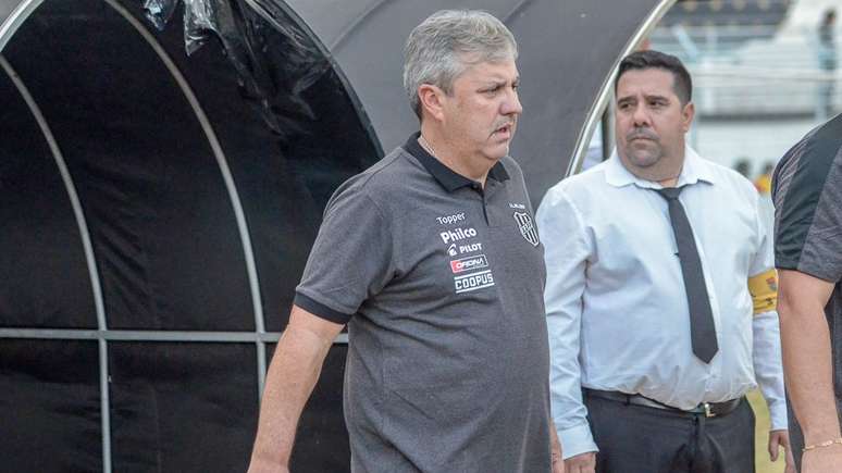 Gilson Kleina é o técnico da Ponte Preta (Foto: Divulgação AAPP)