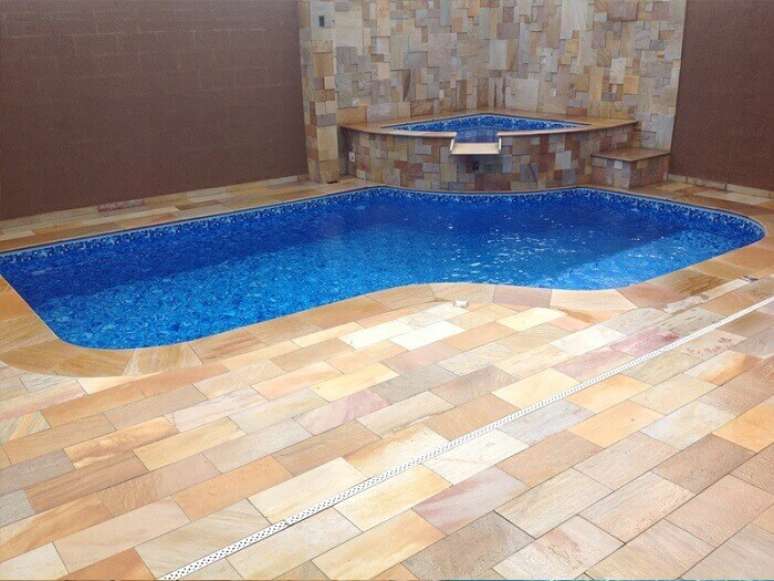 6. Piscina com borda feita em Pedra S&atilde;o Tom&eacute; mesclado. Fonte: Pinterest