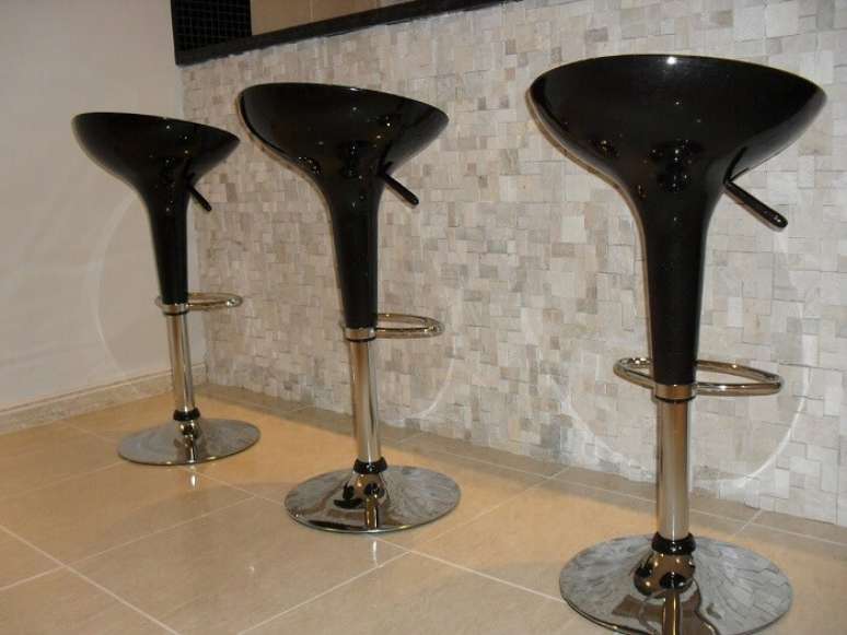 16. Parede revestida com mosaico pedra S&atilde;o Tom&eacute;. Fonte: Pinterest