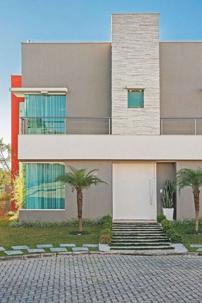 53. Fachada da casa com coluna feita com pedra. Projeto por Patr&iacute;cia Azoni