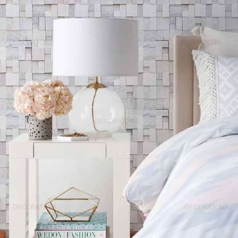 56. Parede de quarto revestida com pedra tipo S&atilde;o Tom&eacute; branca. Fonte: Pinterest