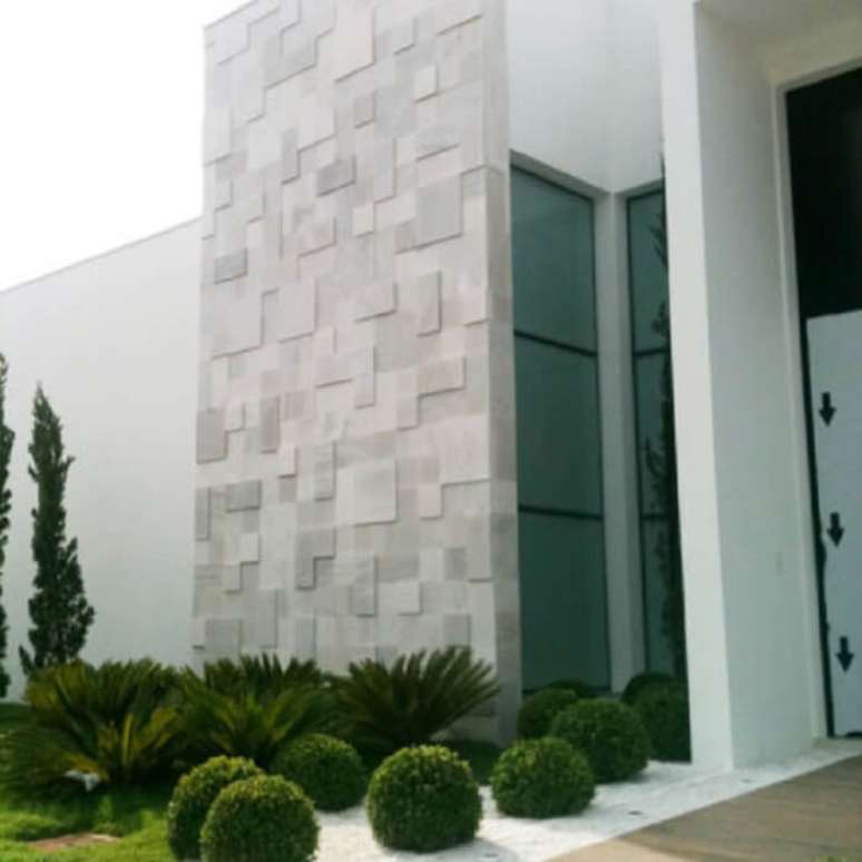 59. Fachada de casa com parede revestida em pedra. Fonte: Pinterest