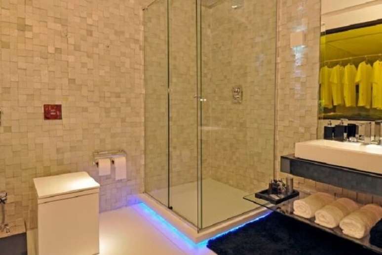 45. Parede de banheiro revestida com pedra. Fonte: Pinterest