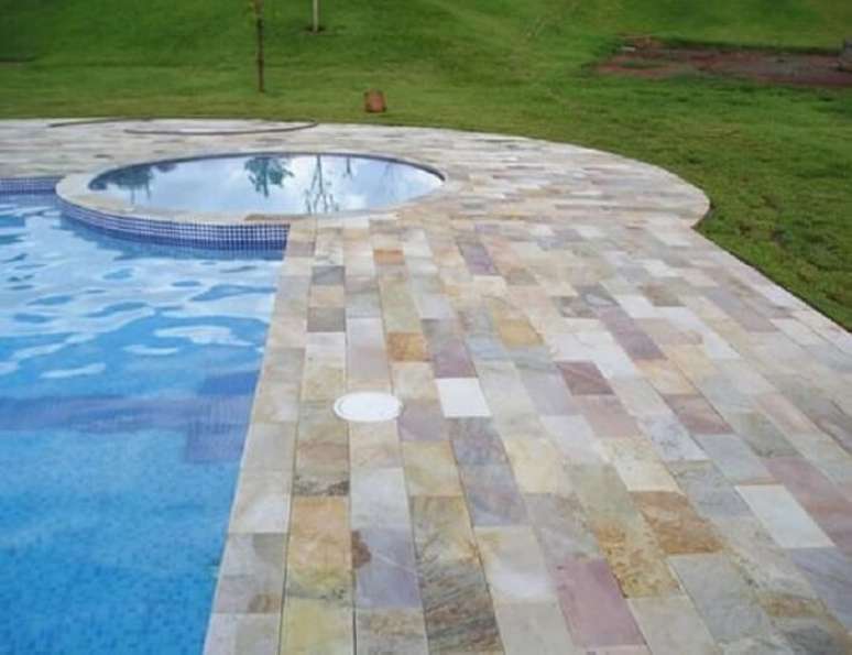 19. Pedra S&atilde;o Tom&eacute; mesclada reveste a &aacute;rea da piscina. Fonte: Pinterest