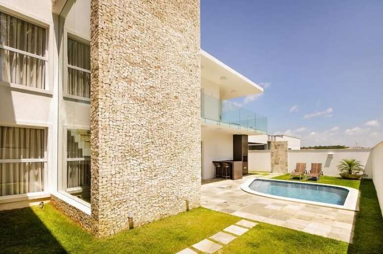 50. Coluna com pedra S&atilde;o Tom&eacute;, conhecida como pedra canjiquinha. Projeto por Renata Matos