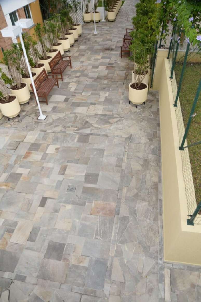 27. &Aacute;rea externa com piso feito com pedra. Fonte: Pinterest