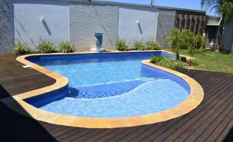 38. Borda da piscina revestida com pedra. Fonte: Pinterest