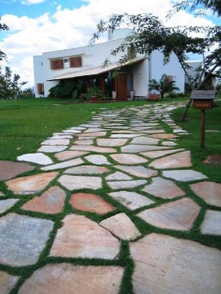 35. Piso feito com pedra S&atilde;o Tom&eacute; Mesclado em cacos. Fonte: Pinterest