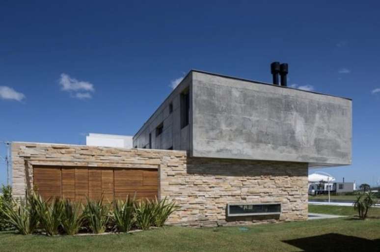 60. Casa moderna com fachada feita com pedra S&atilde;o Tom&eacute;. Fonte: Pinterest