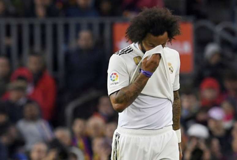 Marcelo sofreu uma queda na partida contra o Levante (Foto: Lluis Gene/AFP)