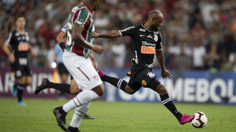 O atacante Vagner Love chuta a bola durante duelo entre Fluminense e Corinthians em Brasília (Foto: AFP)