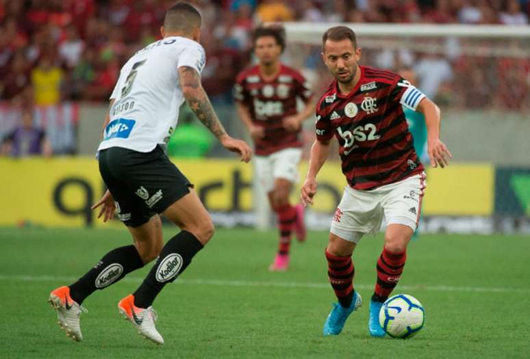 Everton Ribeiro em ação no Maracanã, contra o Santos, no último sábado (Foto: Alexandre Vidal / Flamengo)