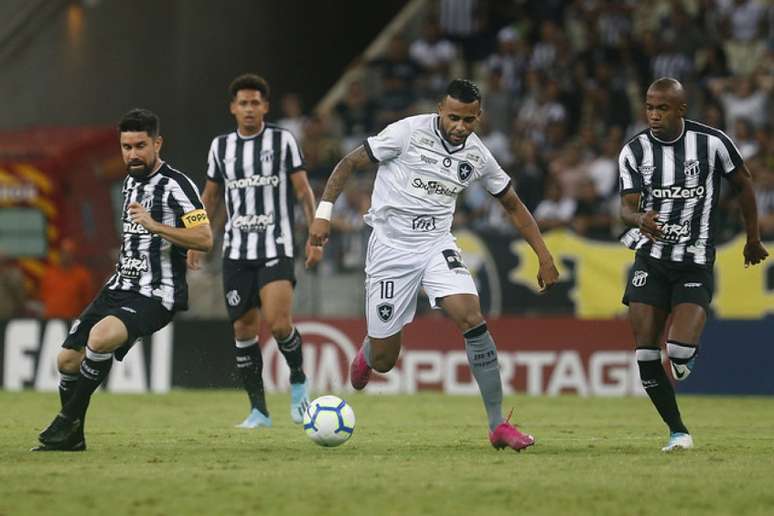 Alex Santana em duelo contra o Ceará. Meia não sofreu fratura (Foto: Vítor Silva/Botafogo)