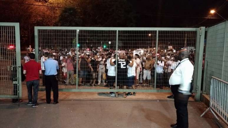 Torcedores em protesto na frente ao Morumbi após empate contra o CSA (Foto: Alexandre Guariglia/Lancepress!)