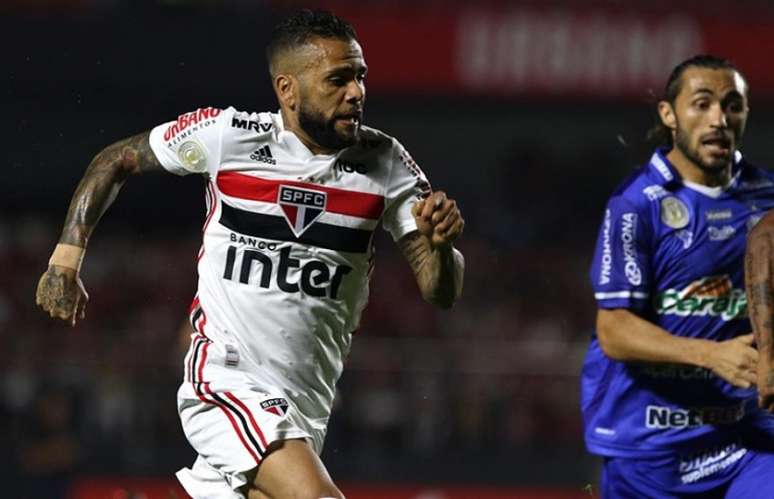 Lateral falou com os jornalistas zona mista do Morumbi depois da partida (Foto: Rubens Chiri/saopaulofc.net)