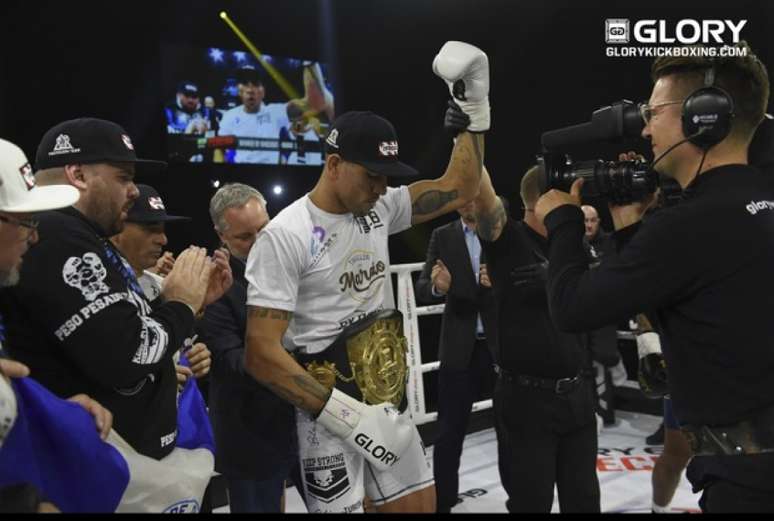 Alex é campeão peso-médio e agora disputará o cinturão interino dos meio-pesados (Foto: Divulgação/GLORY)