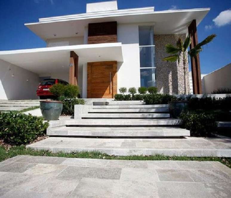 46. Escada revestida com pedra S&atilde;o Tom&eacute; branca. Fonte: Pinterest