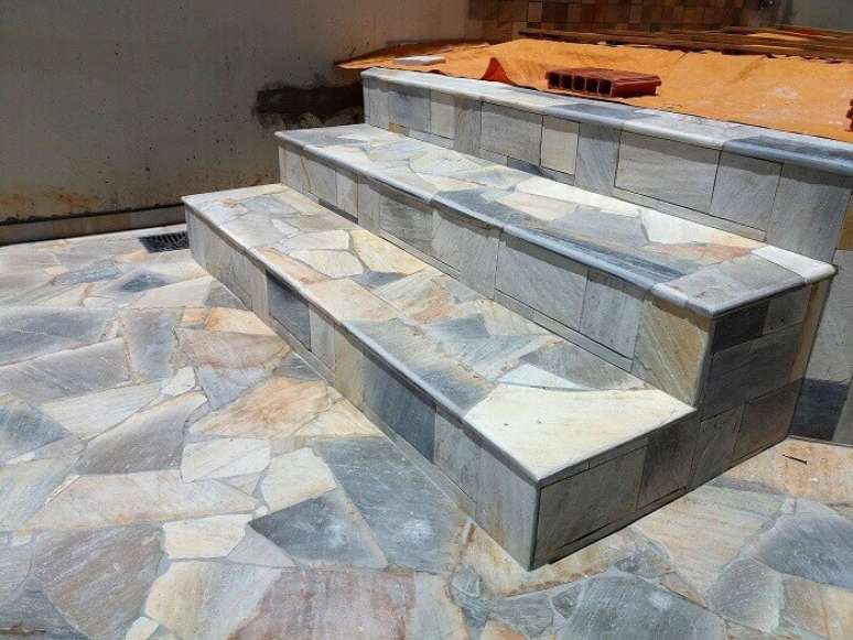 10. Degrau feito com pedra S&atilde;o Tom&eacute; mesclado. Fonte: Pinterest