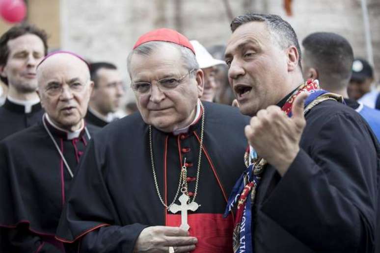 Raymond Burke (centro) lidera a oposição a Francisco na Igreja Católica