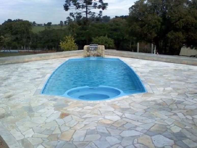 12. Caco de pedra S&atilde;o Tom&eacute; para a &aacute;rea da piscina. Fonte: Pinterest