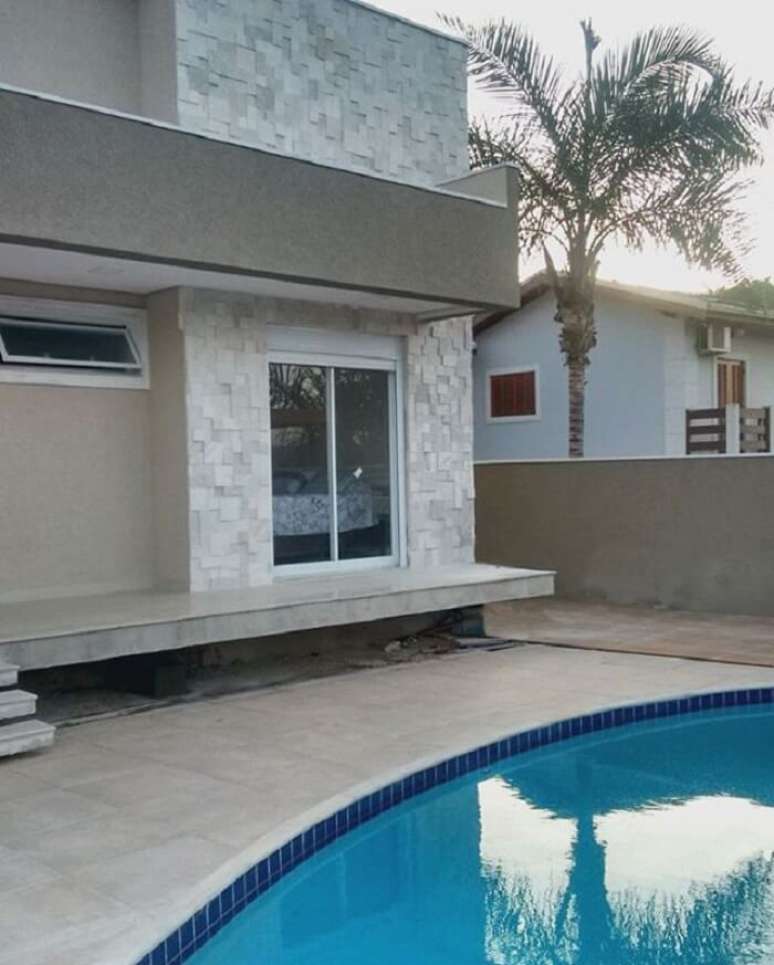 31. Fachada externa da casa feita com mosaico de pedras S&atilde;o Tom&eacute;. Fonte: Pinterest