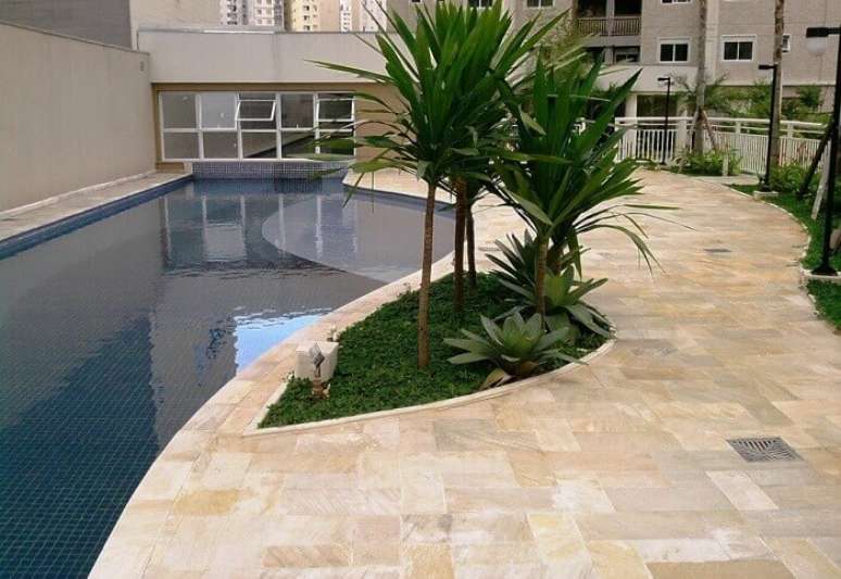 21. Pedra S&atilde;o Tom&eacute; reveste a borda da piscina deste condom&iacute;nio. Fonte: Para&iacute;so das Pedras