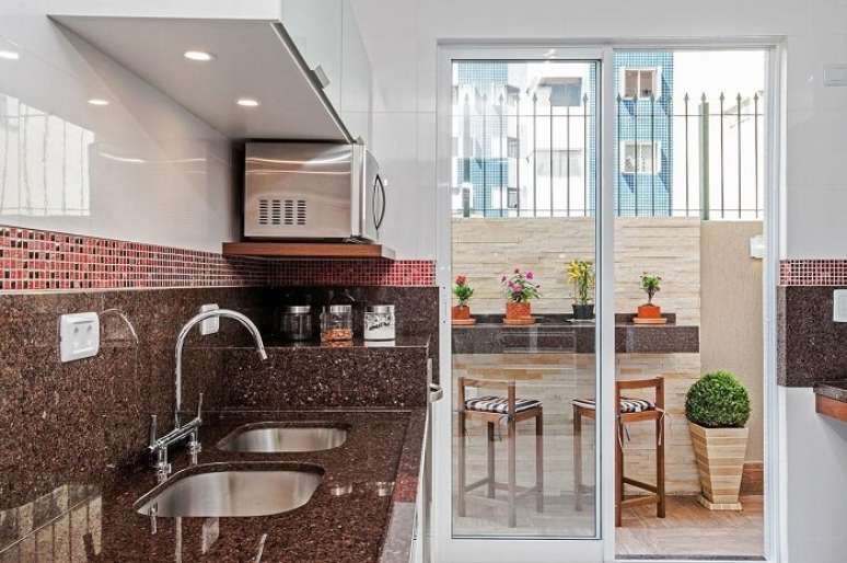 64. Varanda com parede revestida com pedra S&atilde;o Tom&eacute;. Projeto por Patr&iacute;cia Azoni