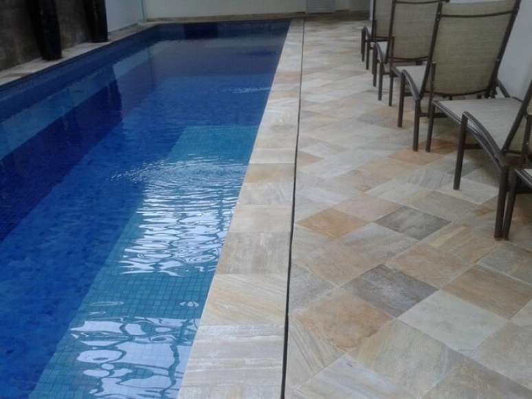 20. Pedra S&atilde;o Tom&eacute; para decora&ccedil;&atilde;o da piscina. Fonte: Pinterest
