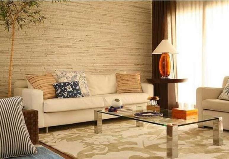 26. Sala de estar com parede revestida por pedra. Fonte: Pinterest