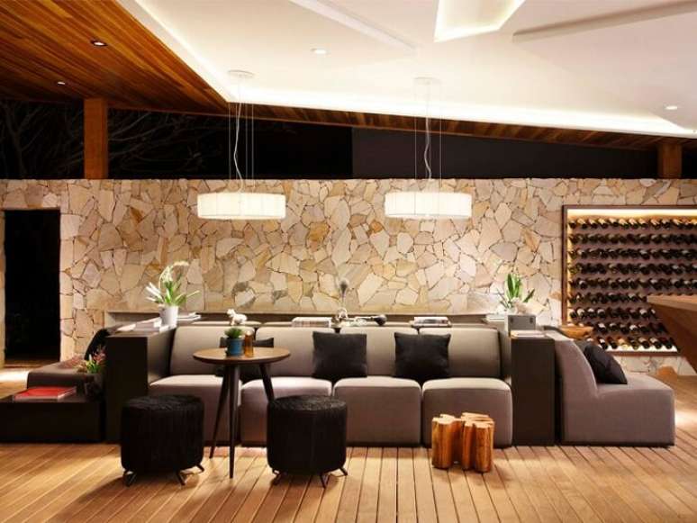 15. O revestimento desta sala de estar foi feito com Pedra S&atilde;o Tom&eacute;. Fonte: Pinterest