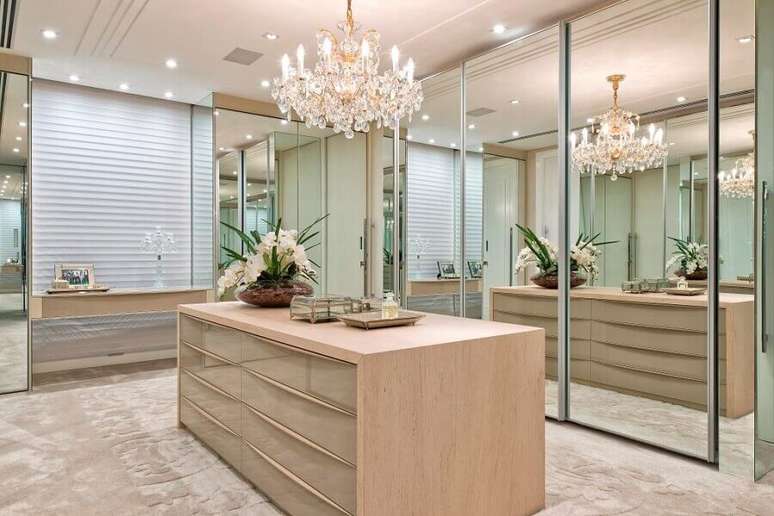 8. As portas espelhadas trazem ainda mais sofistica&ccedil;&atilde;o para a decora&ccedil;&atilde;o de closet luxuoso &ndash; Foto: Brandani Decore