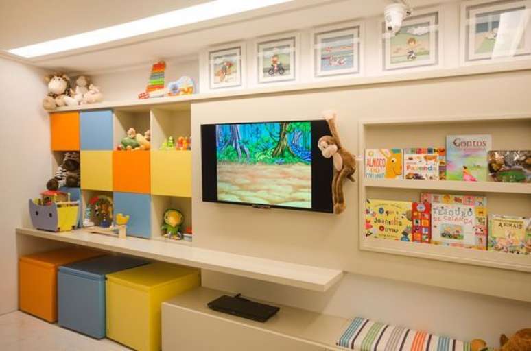 26. As banquetas ba&uacute; podem ser interessantes como pe&ccedil;as para dar mais destaque ao c&ocirc;modo. Projeto de Revista Viva Decora.