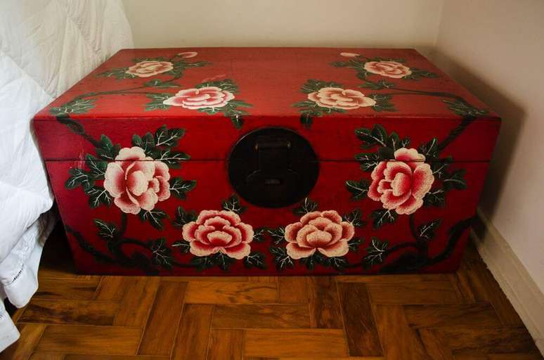 39. Este ba&uacute; florido chama muito a aten&ccedil;&atilde;o. Projeto de Adriana Fornazari