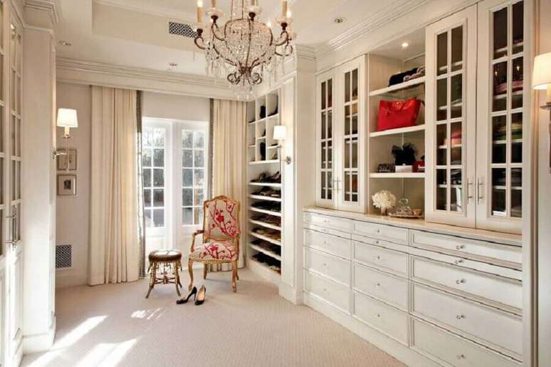 11. Contornos cl&aacute;ssicos s&atilde;o muito presentes na decora&ccedil;&atilde;o de closet luxuoso &ndash; Foto: Pinterest