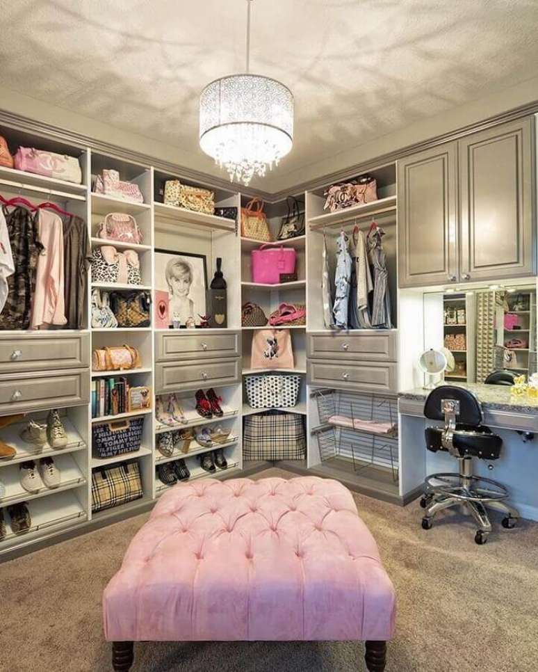 12. Decora&ccedil;&atilde;o para closet feminino com puff rosa com acabamento capiton&ecirc; e pequeno lustre de cristal &ndash; Foto: We Heart It