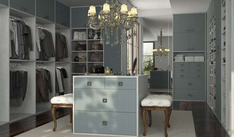 14. Decora&ccedil;&atilde;o com m&oacute;veis cinza planejados para closet luxuoso &ndash; Foto: Marel &ndash; Grupo Factory