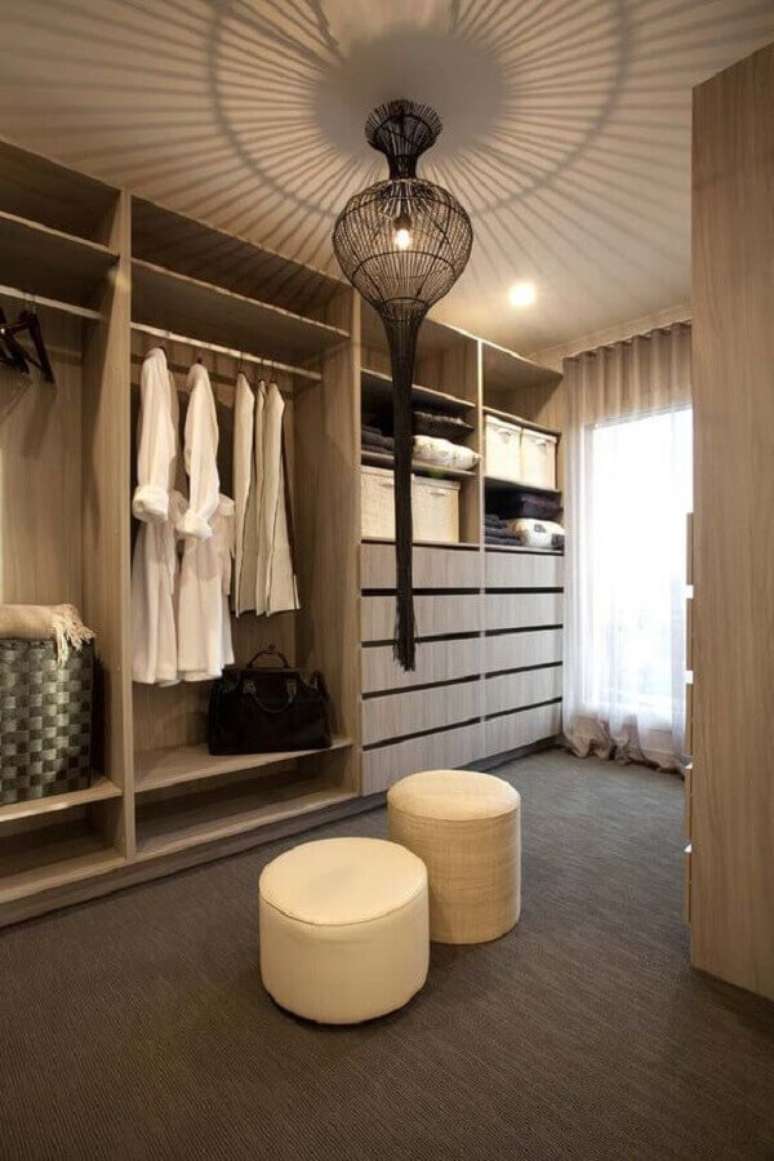15. Closet luxuoso com decora&ccedil;&atilde;o neutra &ndash; Foto: Ideias Decor