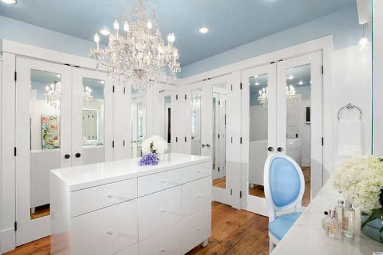 19. Closet luxuoso decorado com portas espelhadas e poltrona azul &ndash; Foto: Pinterest
