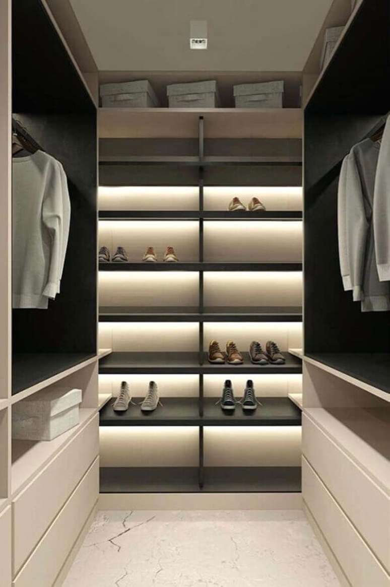 21. Invista na ilumina&ccedil;&atilde;o embutida para uma melhor ilumina&ccedil;&atilde;o do seu closet luxuoso &ndash; Foto: Pinterest
