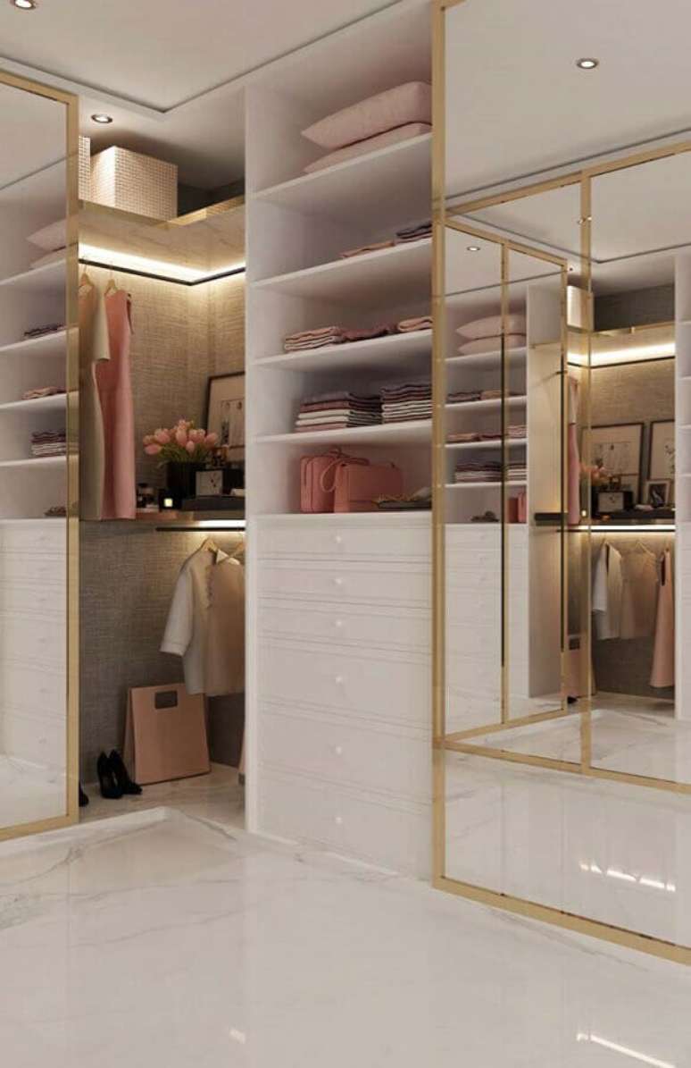 22. Decora&ccedil;&atilde;o para closet luxuoso todo branco com detalhes em dourado &ndash; Foto: Pinterest