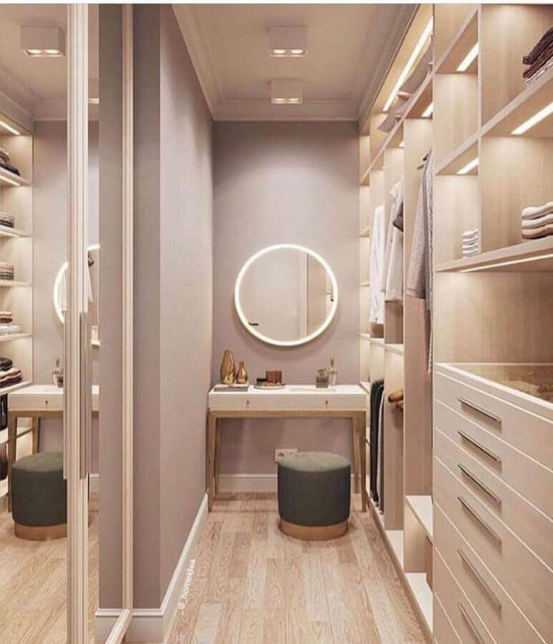 7. Utilize cores claras e m&oacute;veis planejados para o closet luxuoso pequeno &ndash; Foto: Dicas Decor