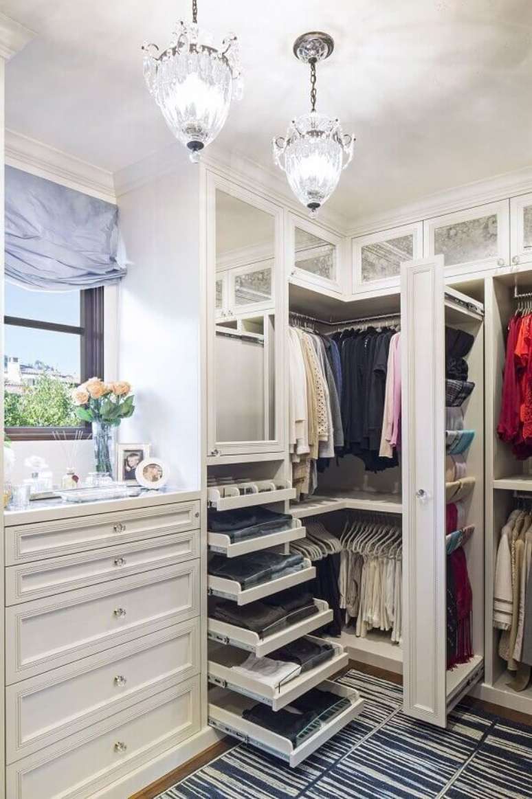 24. Os m&oacute;veis planejados ajudam na organiza&ccedil;&atilde;o do quarto de casal luxuosos com closet &ndash; Foto: Pinterest