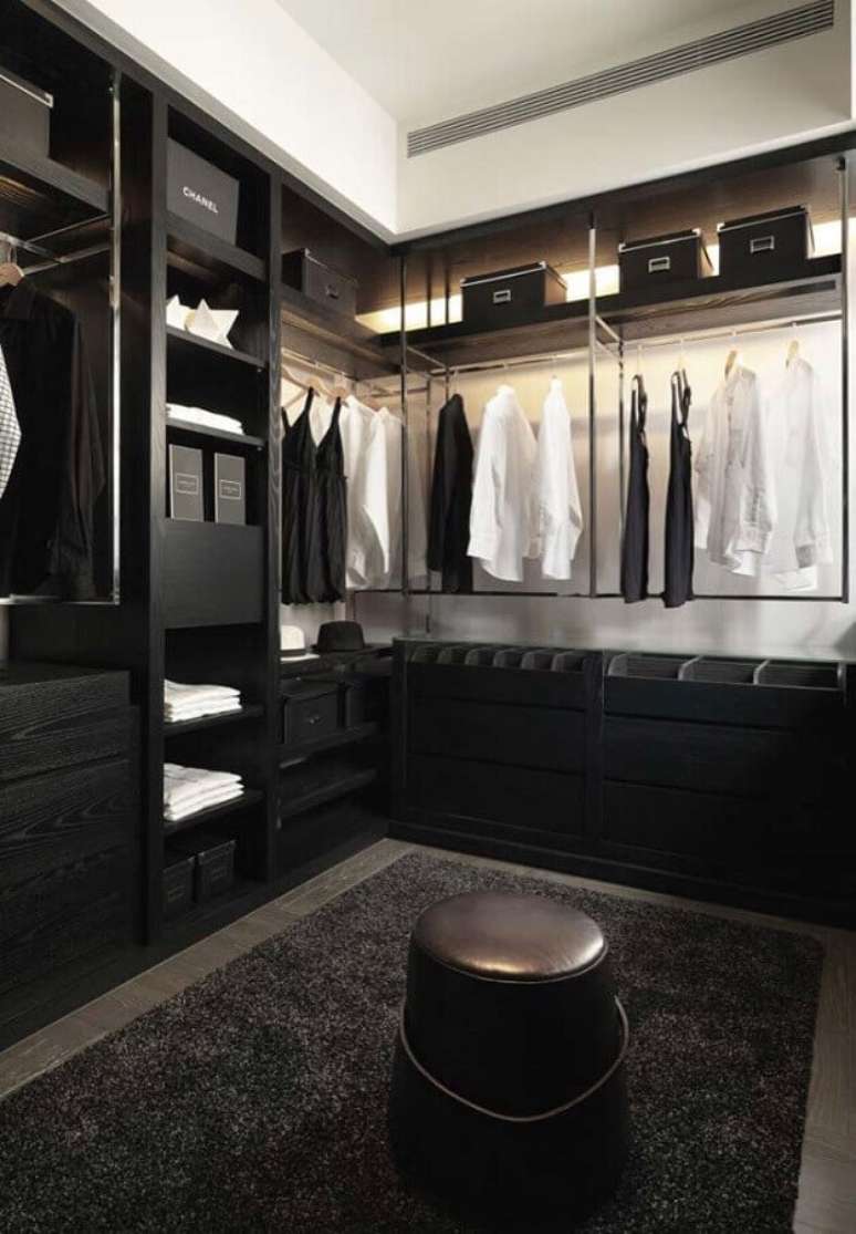 25. Os m&oacute;veis pretos deixam o closet luxuoso super moderno &ndash; Foto: Pinozy